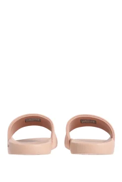 Sandalias slides con logo grabado.