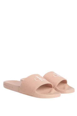 Sandalias slides con logo grabado.