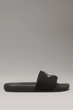 Sandalias slides con logo grabado.