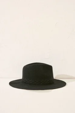 Sombrero negro detalle trenzado