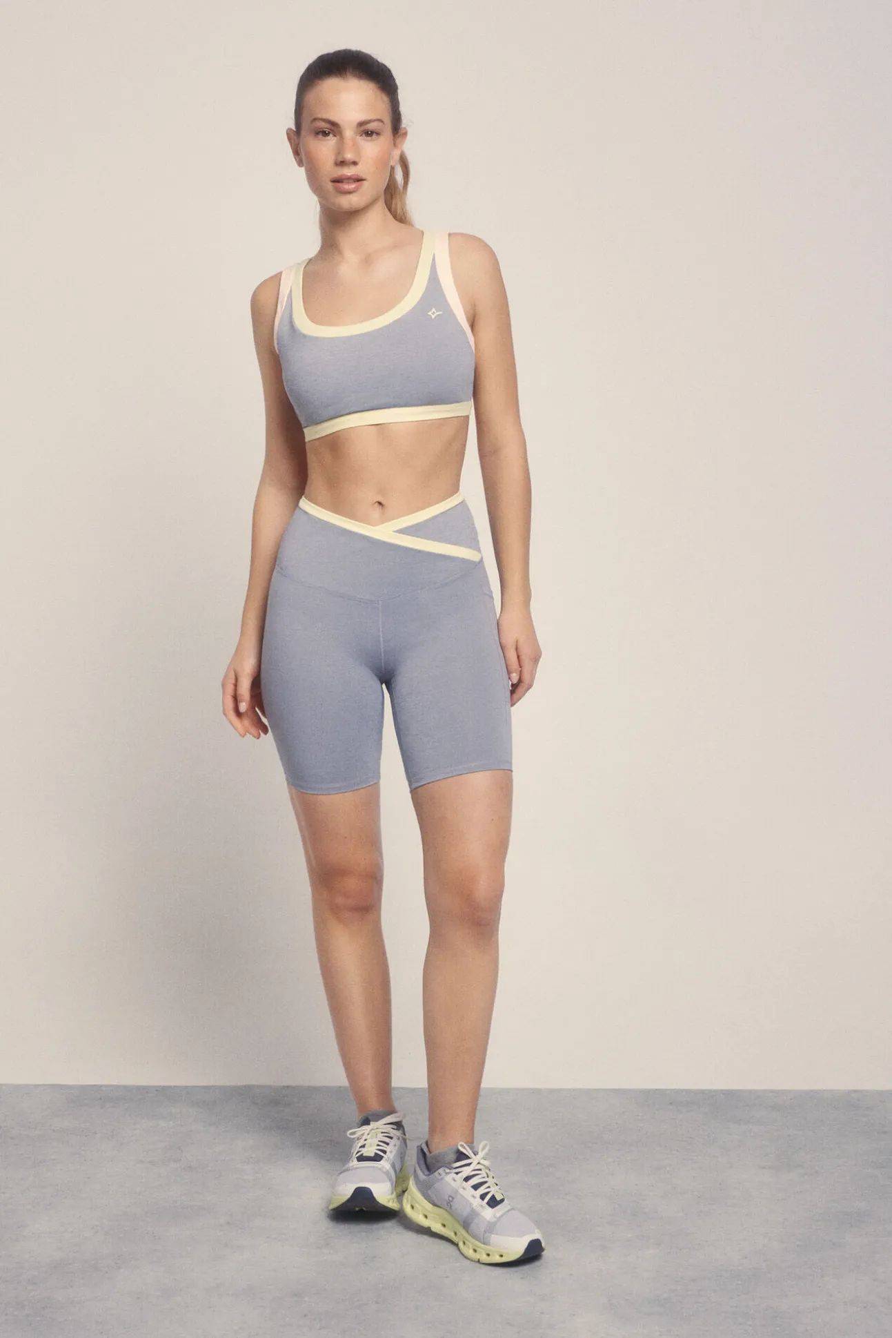 Sujetador deportivo gris color block