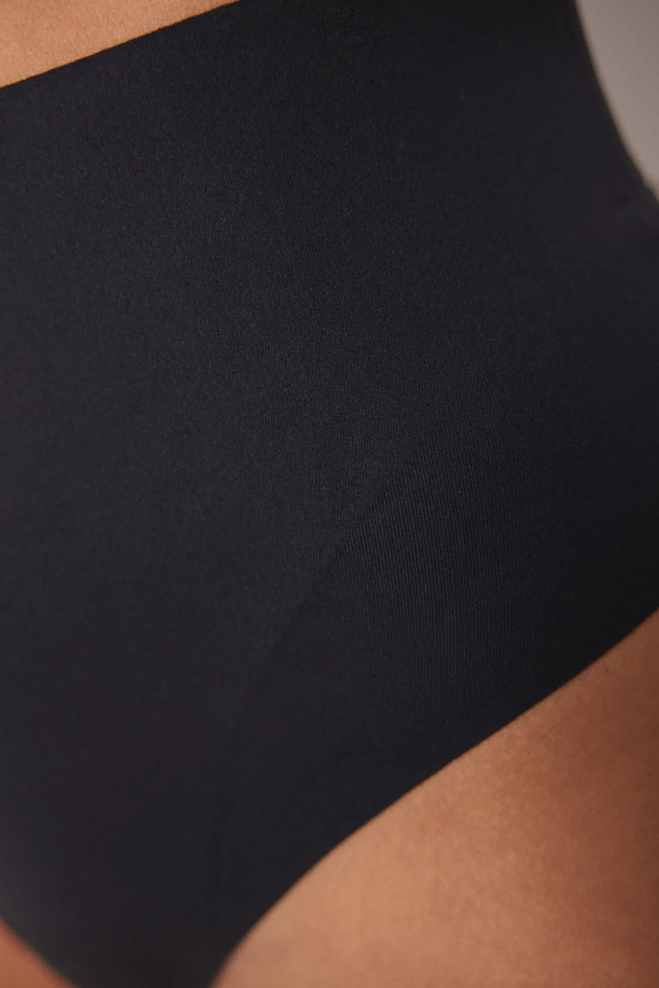 Tanga alta reductor y push up negro