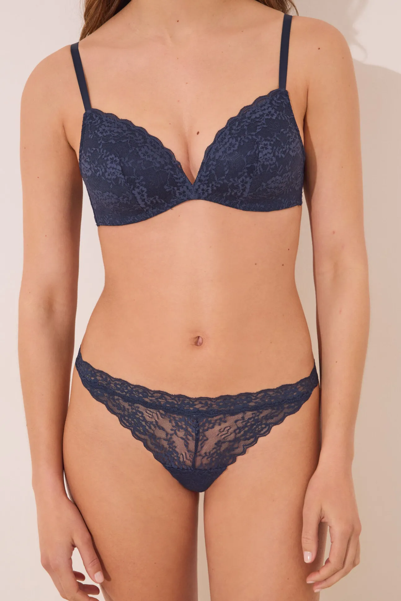 Tanga encaje cintura "V" azul oscuro