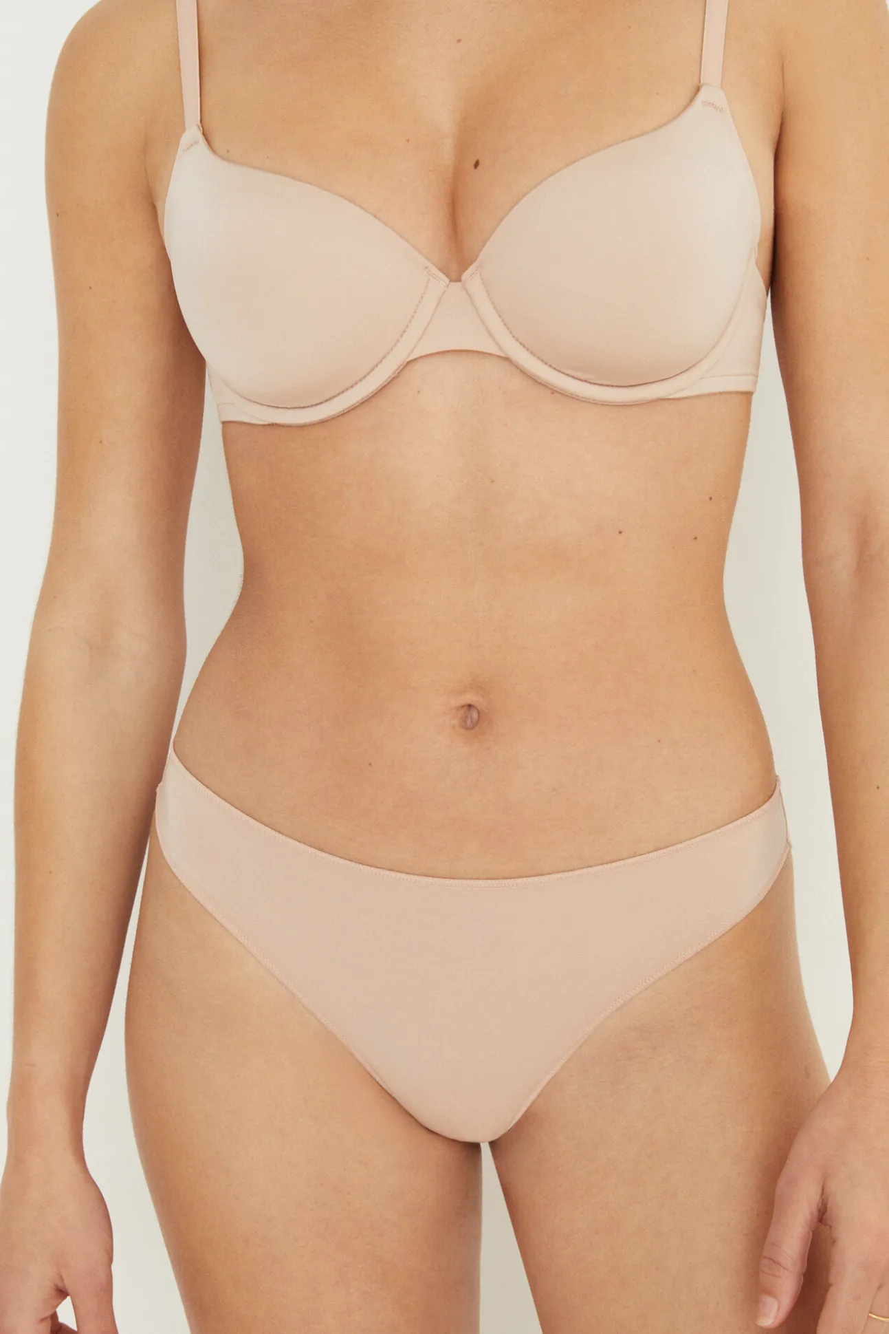 Tanga invisible microfibra