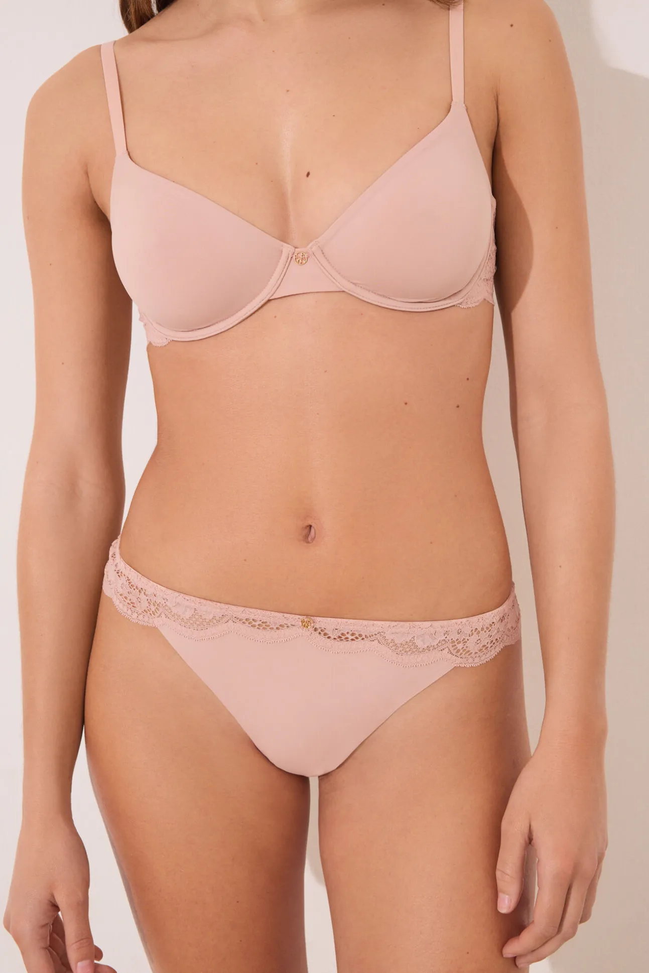 Tanga microfibra y encaje rosa