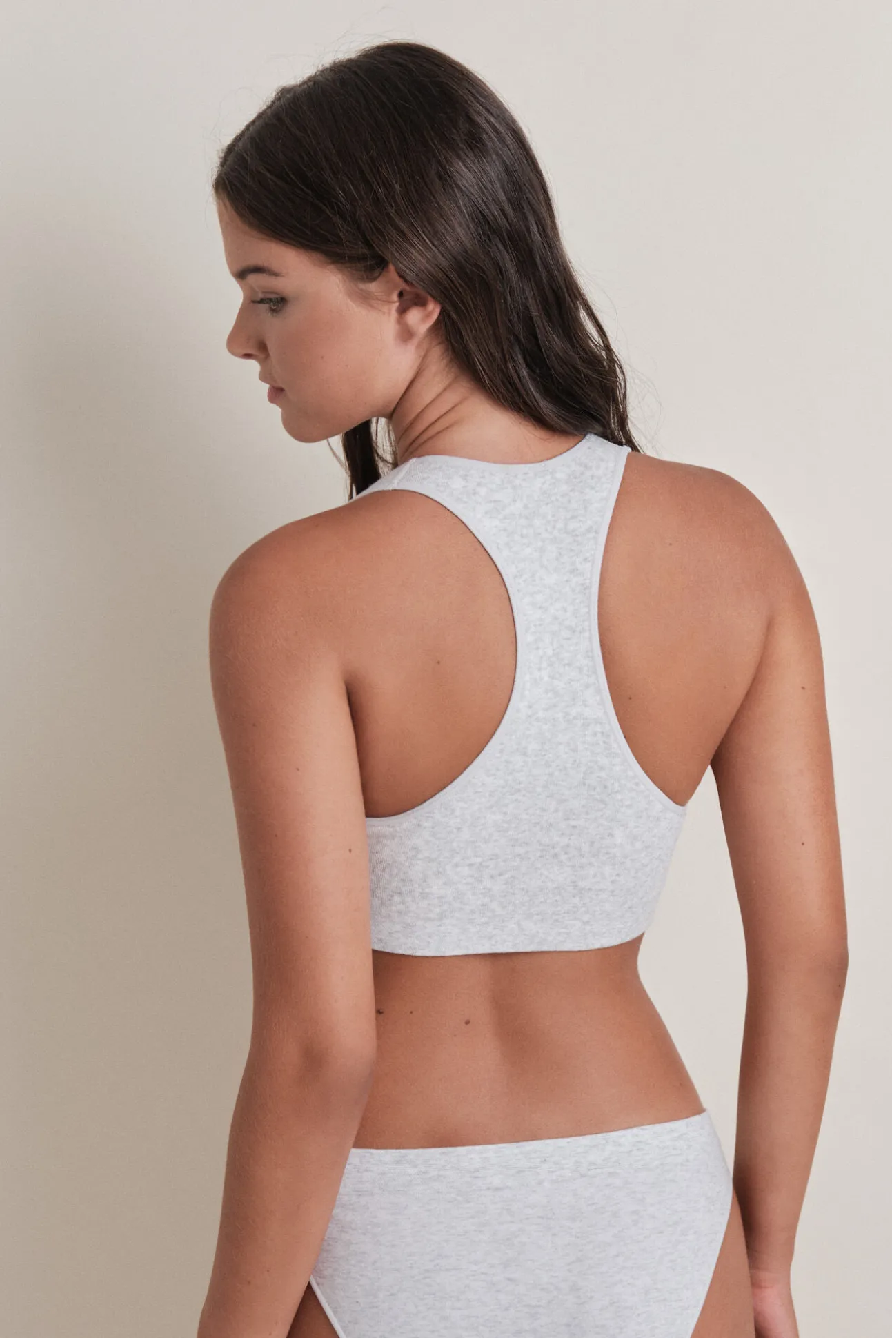 Top deportivo seamless canalé gris