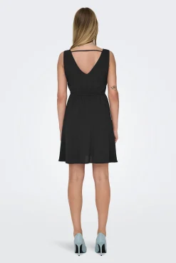 Vestido corto de tirantes anchos