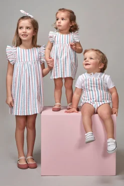 Vestido de rayas con volantes en mangas azul claro