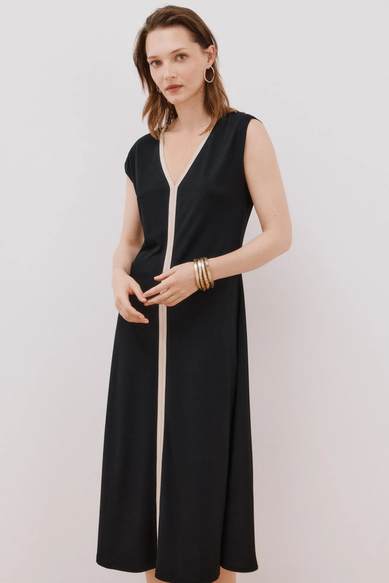 Vestido escote pico contraste