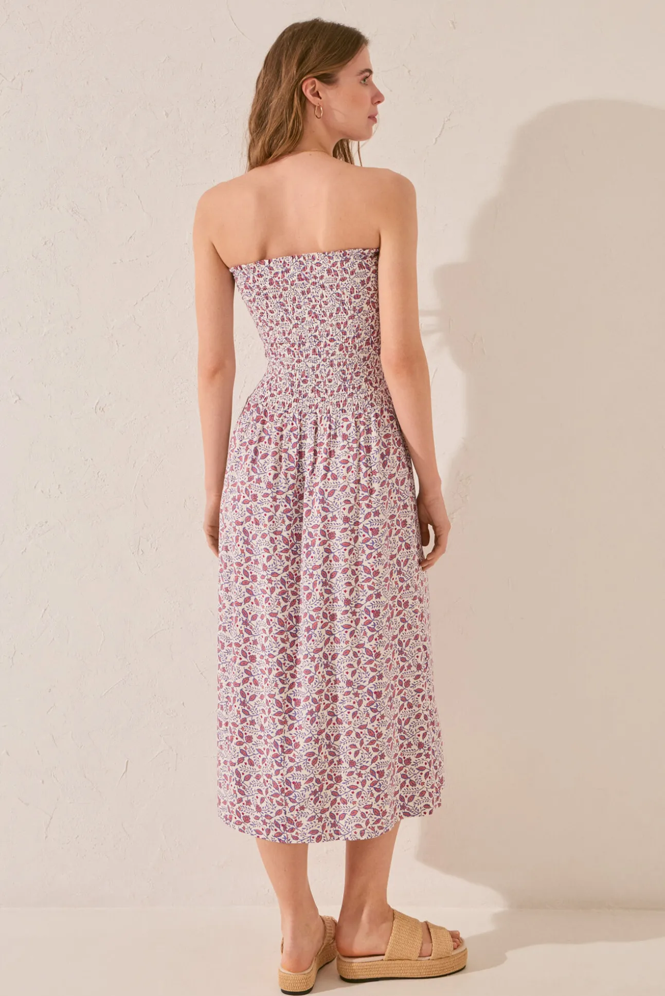 Vestido sin tirantes largo estampado morado