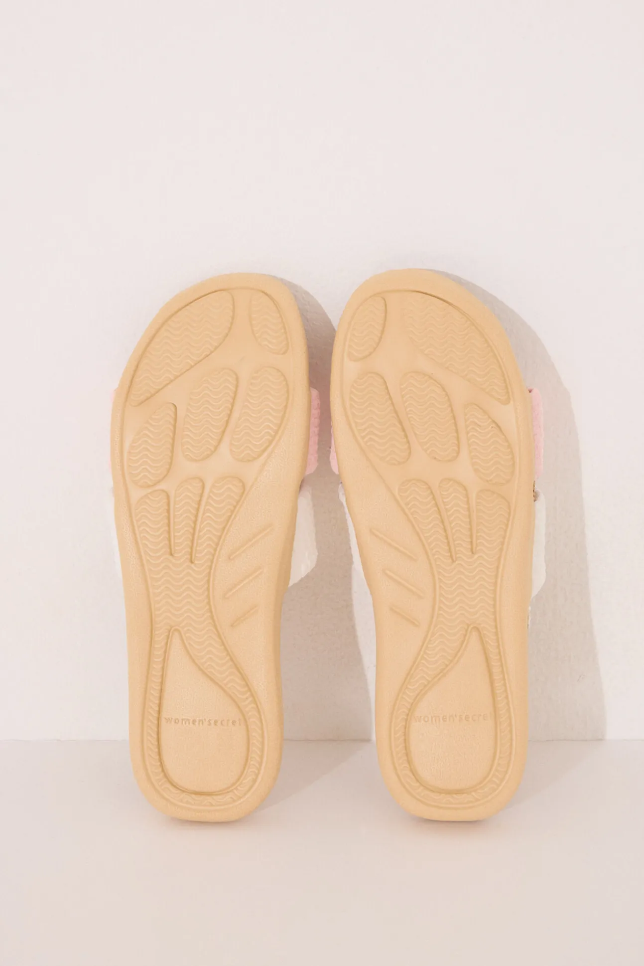 Zapatillas abiertas raffia nudos