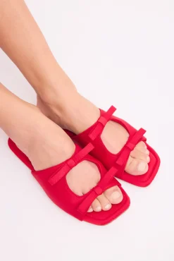 Zapatillas abiertas rojo lazos