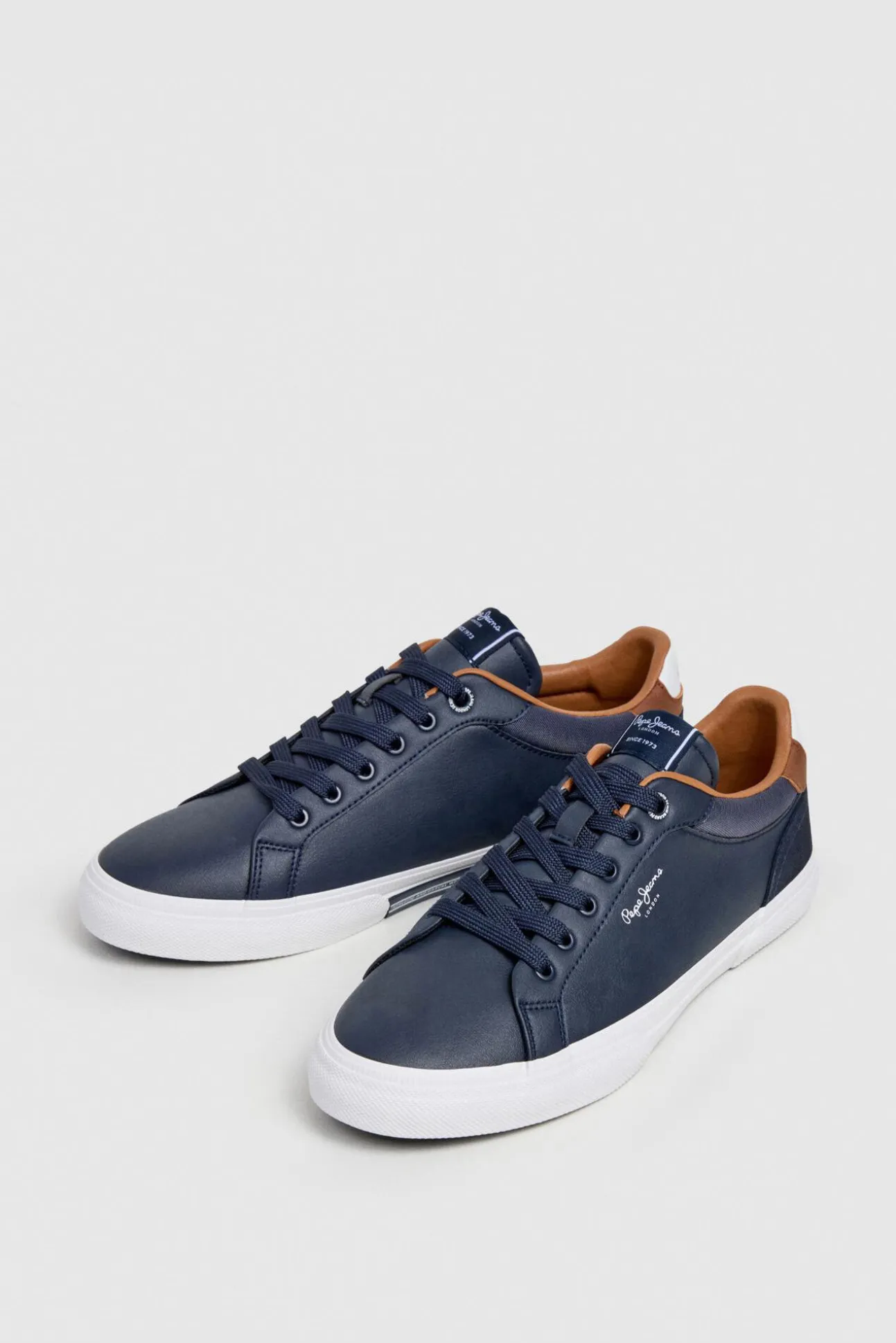 Zapatillas Clásicas Con Detalles En Ante