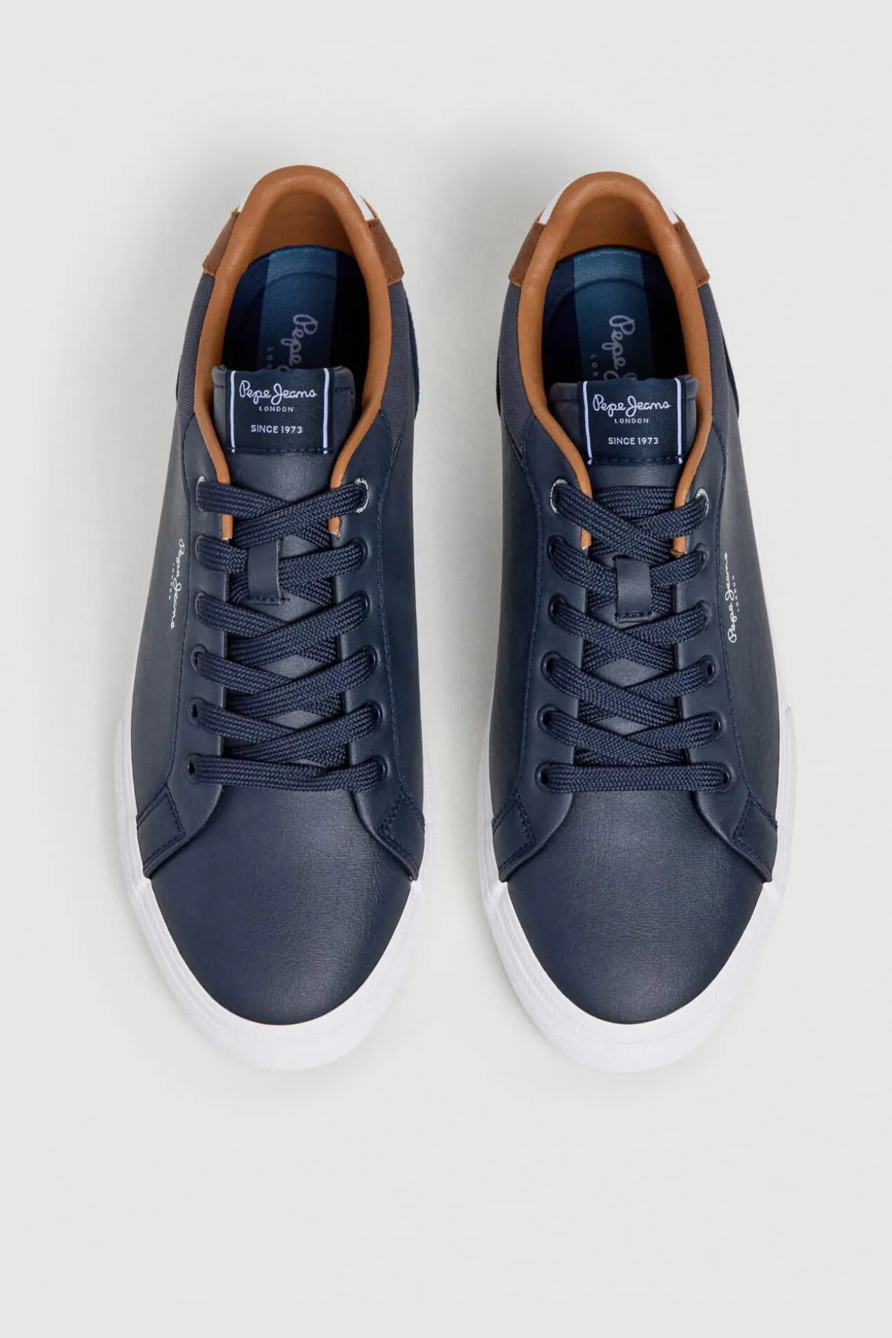Zapatillas Clásicas Con Detalles En Ante
