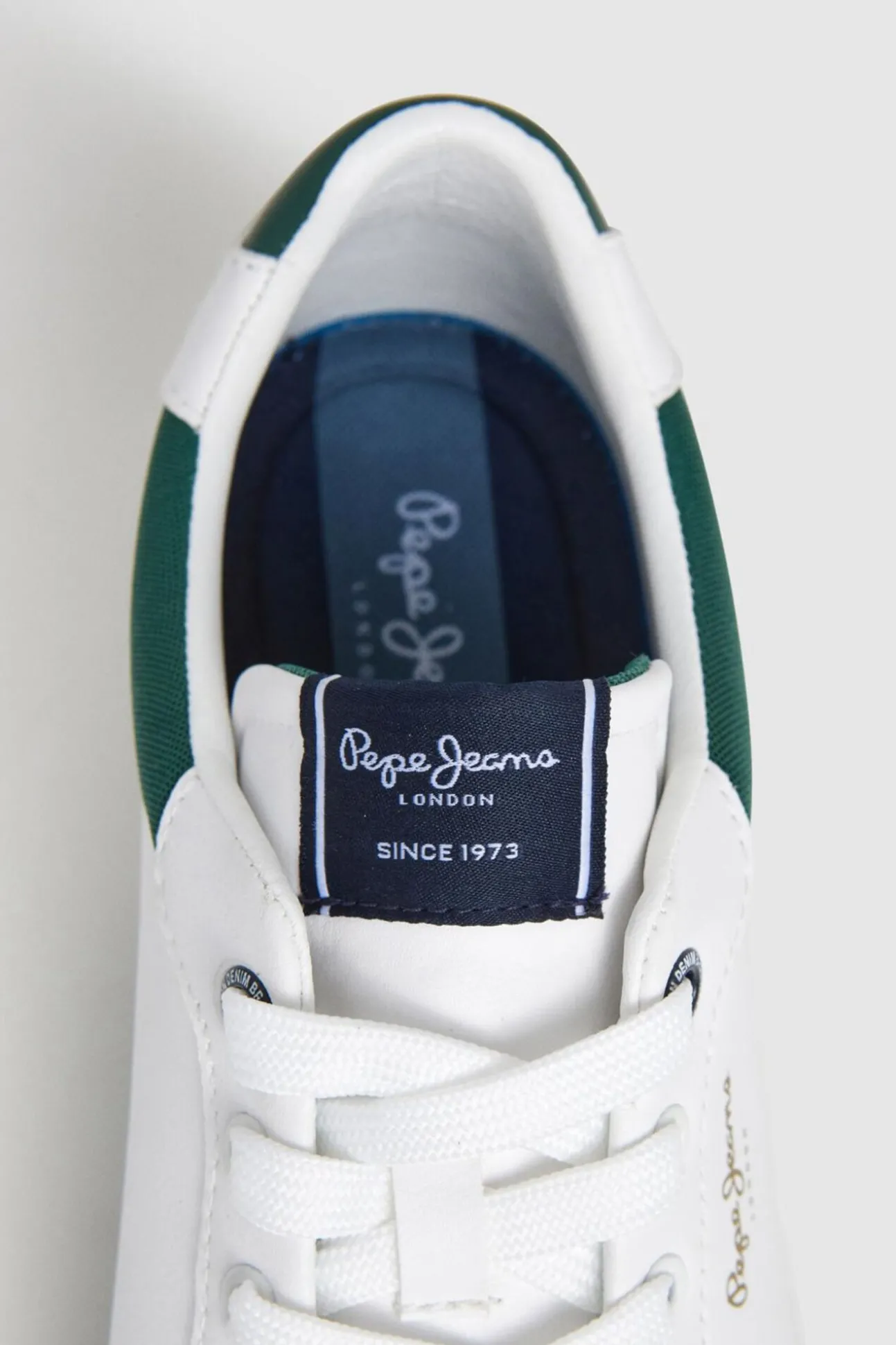 Zapatillas Clásicas Con Detalles En Ante