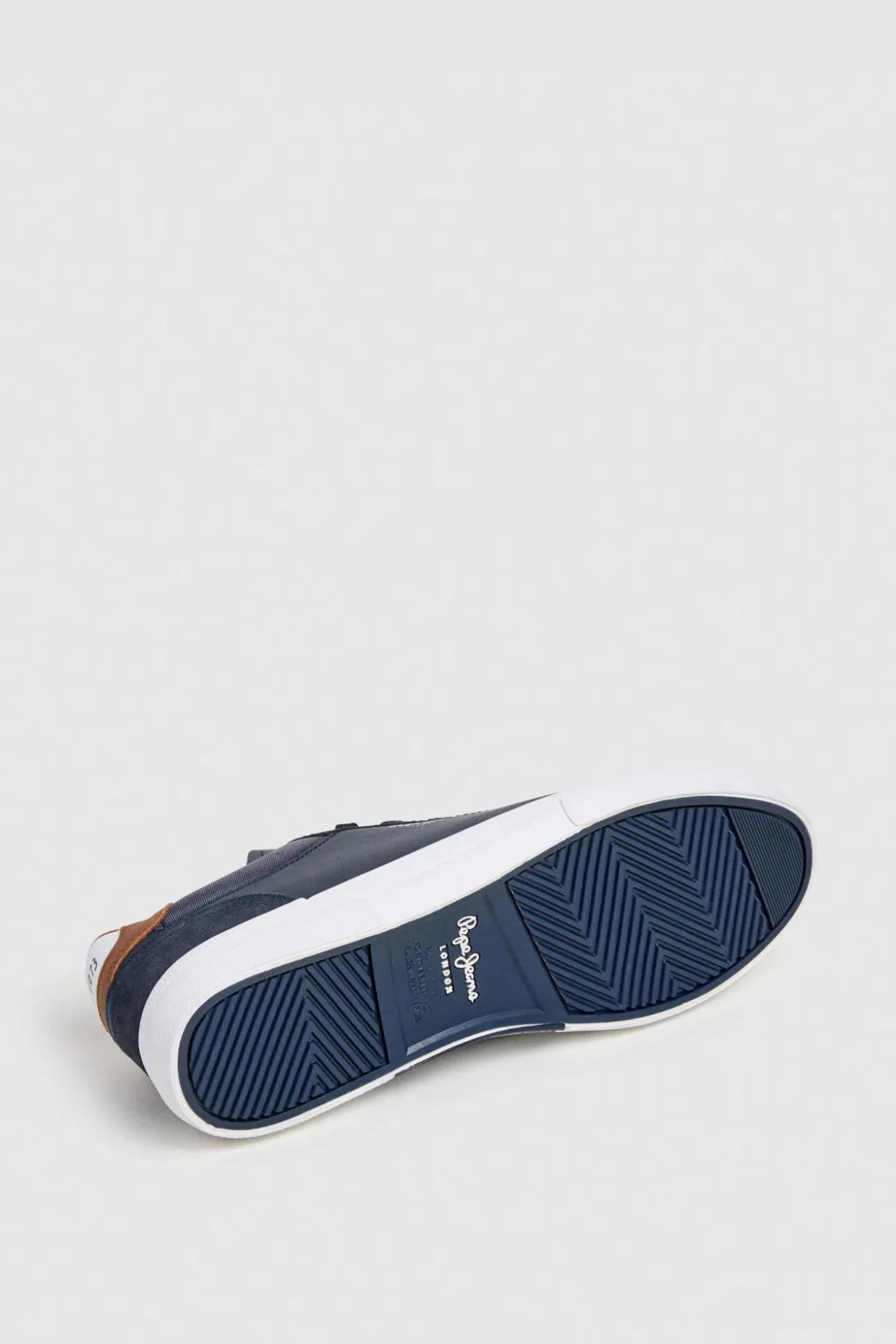 Zapatillas Clásicas Con Detalles En Ante