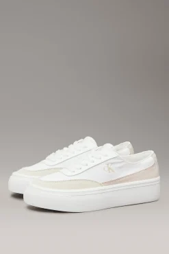 Zapatillas con plataforma y logo.
